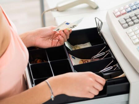 Le tiroir-caisse intégré à une caisse enregistreuse pour restaurant